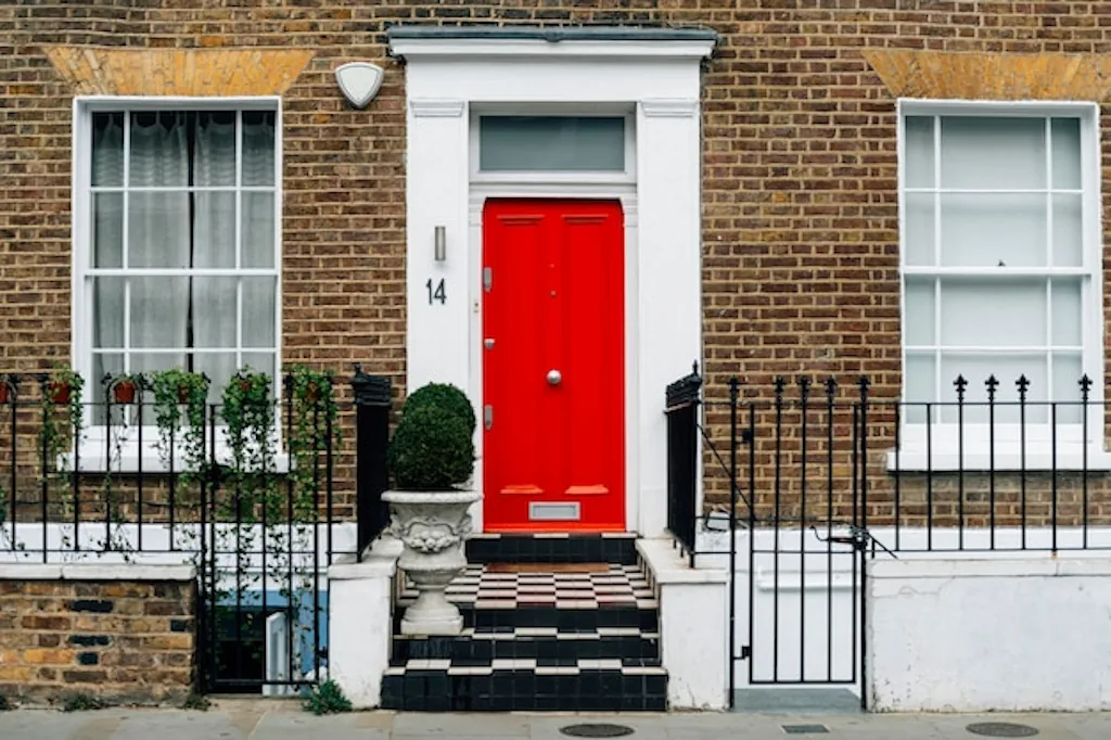Best Time to Spray Paint Your Front Door